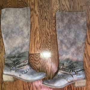 Gently used boots from buckle